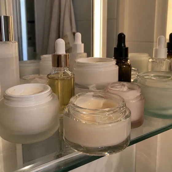 Rak penuh balang krim dan serum