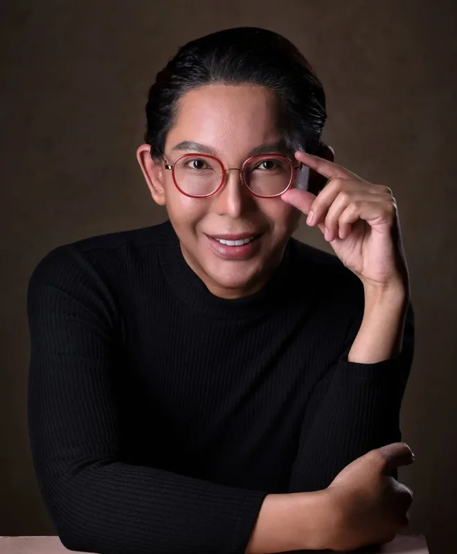 Dr Cute, doktor perubatan dan aesthetic physician, senyum memakai cermin mata